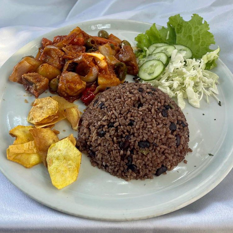 Súper Oferta Económica Fricasés de Cerdo (Las guarniciones varían)